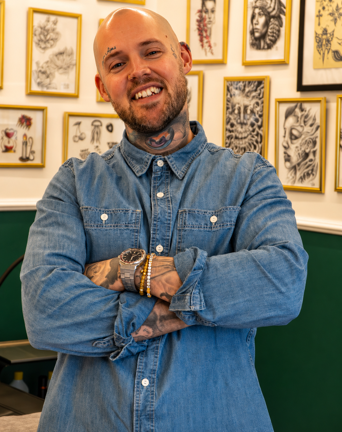 Portræt — Rasmus Vørs i færd med at tatovere i studiet